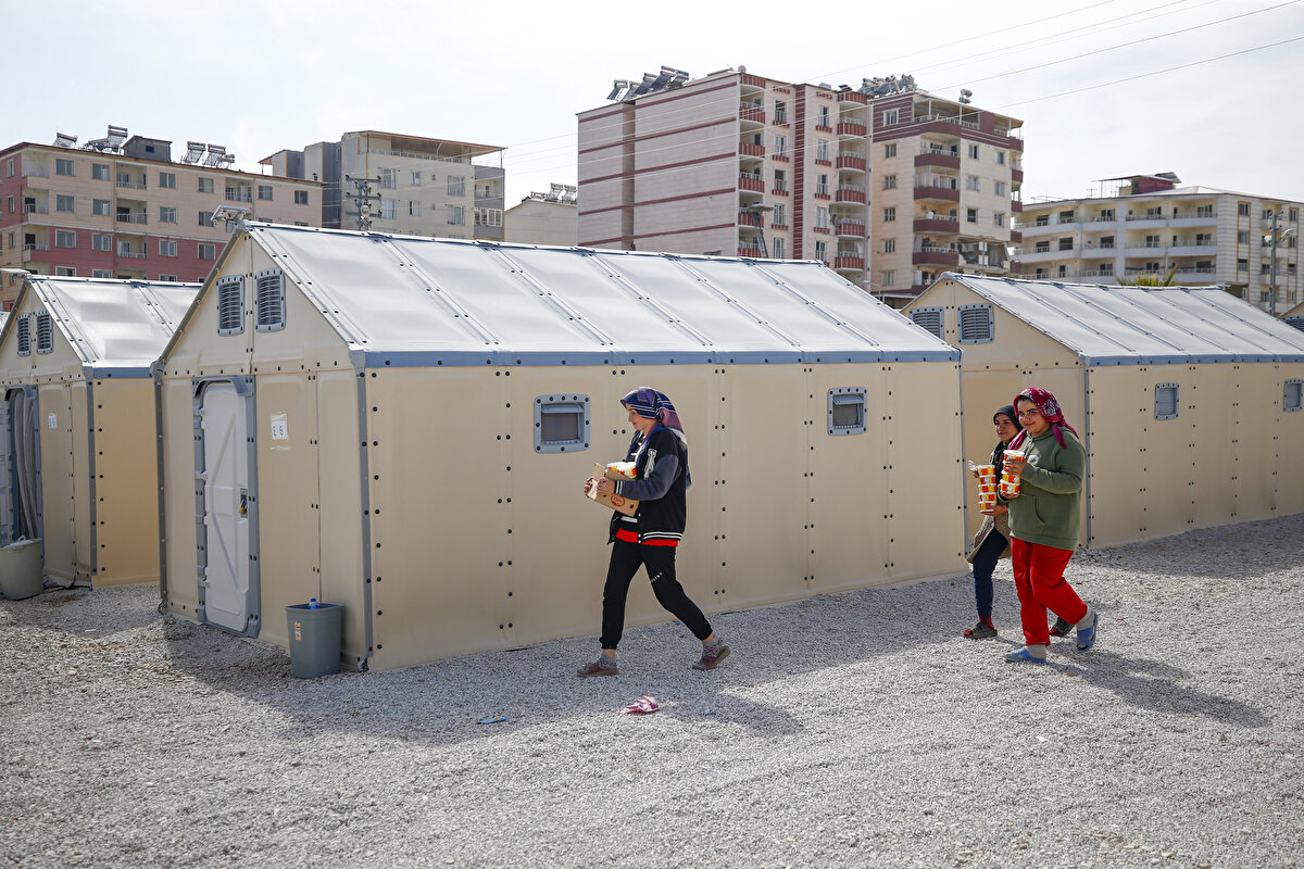 "Çadırlarımız konteyner tipi İsveç çadırları"<br><br>Hassa Kaymakamı Osman Acar, AA muhabirine, depremin ilk anından itibaren devletin tüm kurumlarıyla olağanüstü bir mücadele gösterdiklerini söyledi.