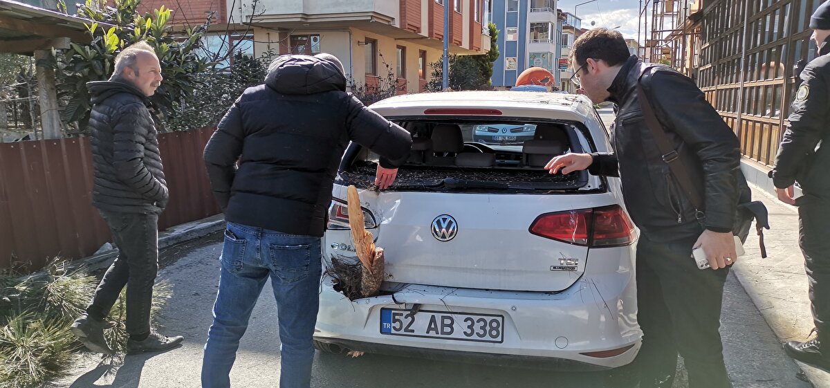 İhbar üzerine olay yerine polis ve itfaiye ekipleri sevk edildi.