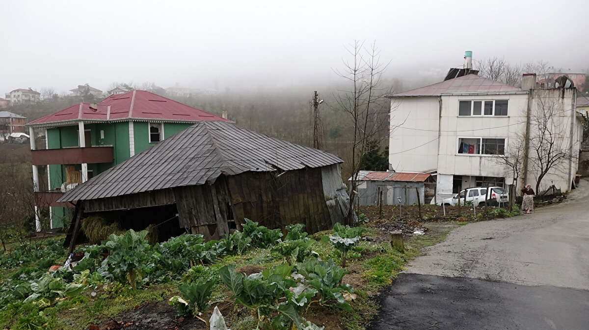 Akçaabat ilçesi Derecik Mahallesi Uğurlu mevkisinde, 5 yıl önce başlayan heyelanlar arazide kaymalara neden oldu. Heyelanlar nedeniyle evler, yollar ve tarım arazilerinde derin çatlaklar oluştu.
