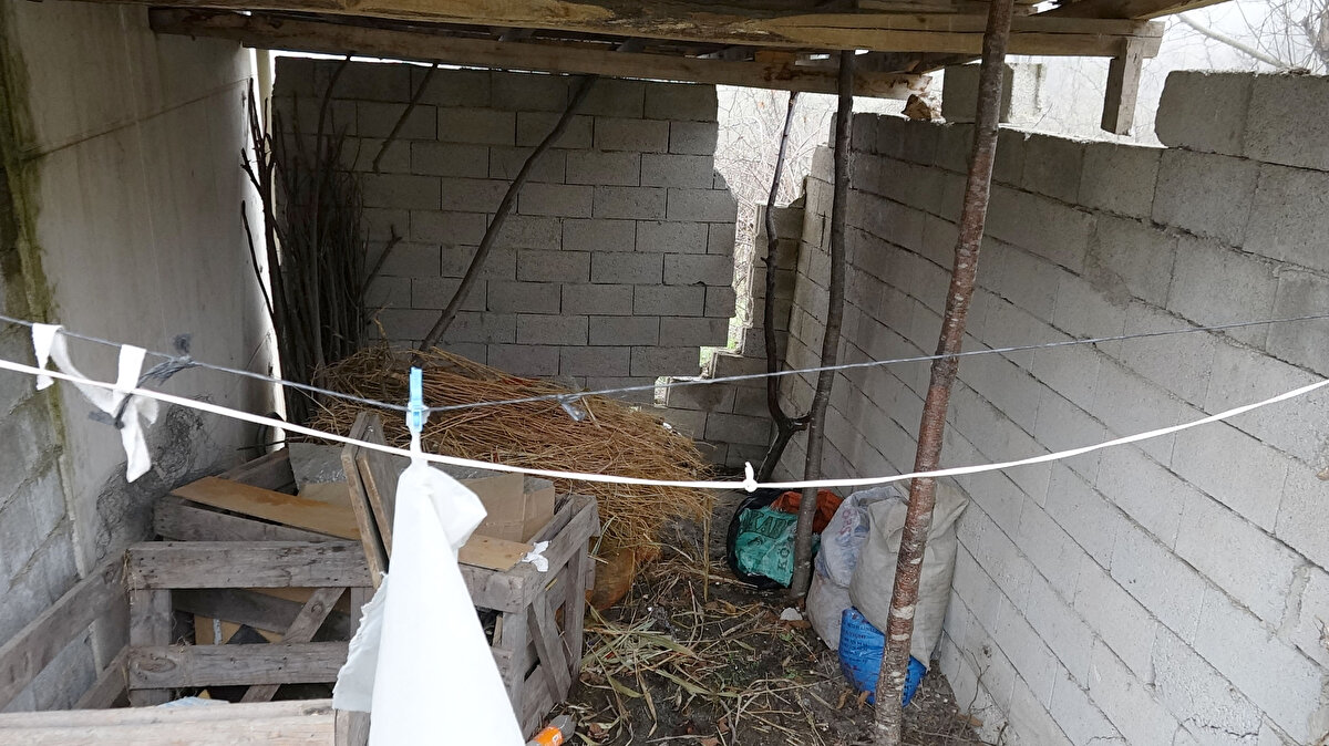 Mahallede bulunanların çoğu evlerini terk etti. Afet bölgesi ilan edilen bölgede Fadime-Hakkı Yılmaz çiftinin boşaltmadığı hasarlı 3 katlı evlerindeki çatlaklar, Türkiye'yi yasa boğan Kahramanmaraş merkezli yıkıcı depremlerde daha da genişledi.