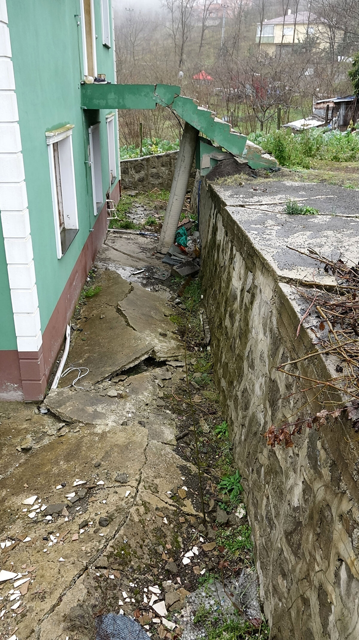 Depremi hissedip, kendileri dışarı atan çift, gidecek yerleri olmadığı için hasarın büyüdüğü evlerinde endişe içinde yaşam sürüyor.
