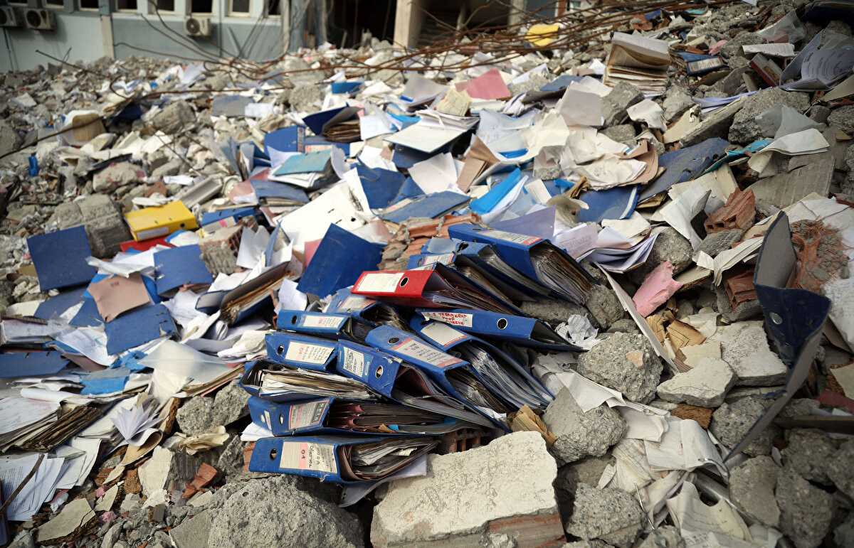 TOPLADIĞININ 10 KATI ENKAZDA<br><br>Sorumluların tespitine yönelik bütün ıslak imzalı belgelerin nöbet tuttuğu enkazda olduğunu aktaran Meşe, şu ana da kadar 500 dosya ve onlarca çuval belgeyi savcılığa teslim ettiğini söyledi. Meşe, topladığının en az 10 katı dosya ve resmi belgenin enkazda olduğunu dile getirdi. Enkazın korunaklı bir alana taşınması ve belgelerin korunmasına yönelik talebine henüz cevap alamadığını belirten Meşe, kentteki hava durumuna dikkati çekti. Meşe, yağmur ve rüzgarın etkisini artırması durumunda tüm bu belgelerin yok olacağı uyarısında bulundu.