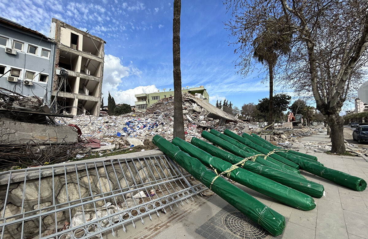 'TEK BAŞIMAYIM, BERBAT DURUMDAYIM'<br><br>21 gündür aynı kısır döngü olduğunu vurgulayan Meşe, "Bugün yağmur yağacak, enkazın üzerini kapatmak istiyorum. Fakat enkazın tasfiye yapılması lazım. Rüzgar da şiddetli ve evrakın birçoğu uçuşuyor. Yol boyunca savrulan evrakı görüyorsunuz. Brandaları getirttim ama tek başıma nasıl sereceğimi bilmiyorum. Fiilen ve fiziken sermem imkansız. Tek başımayım, berbat durumdayım. Yağmur yağdığında bütün bu bekleyişin hiçbir anlamı olmayacak; hepsi imha olacak. Bana, herkes diyor ki; yenildin. Kabul etmeliyim mi, bilmiyorum, ama etmeyeceğim. Ve herkes bana soruyor; neden buradasın. Ben de 'Siz neden burada değilsiniz' diyorum" dedi.