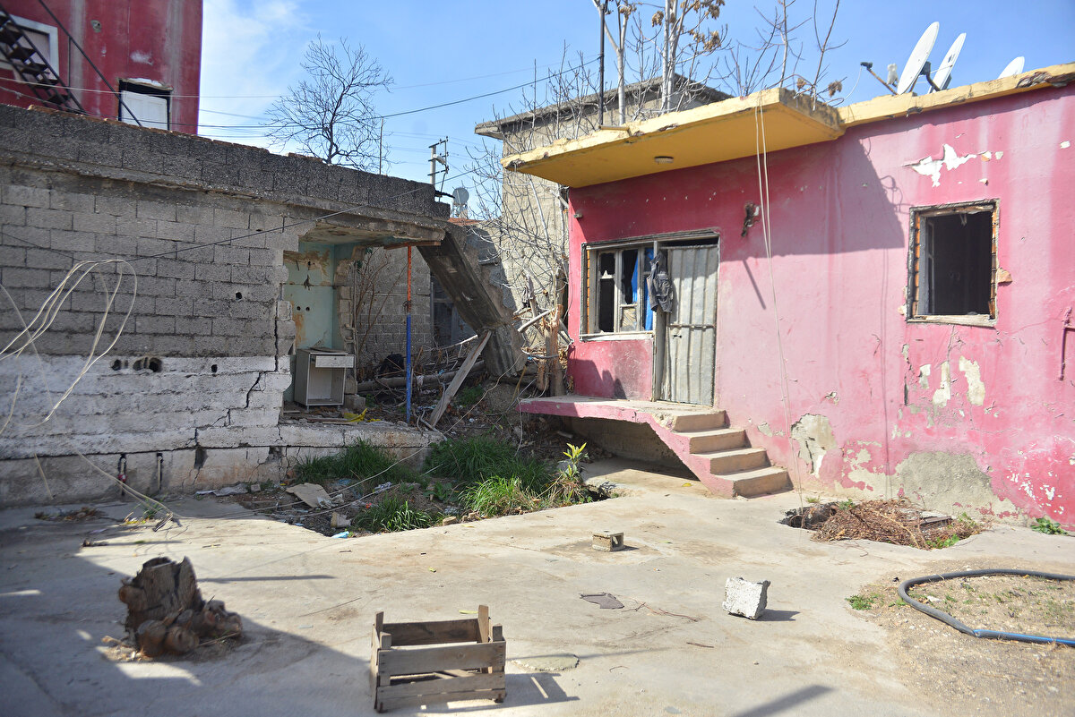 27 Şubat tarihli 'Tarsus meşhur gizemli kırmızı ev 209 metrekare' başlıklı ilanda, ev için 6 milyon 750 bin lira istendiği görüldü.