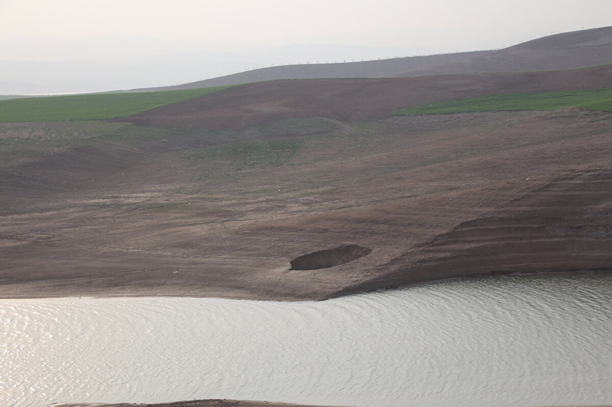 Kahramanmaraş merkezli depremler sonrası Batman'ın Beşiri ilçesinin 25 kilometre uzaklığındaki Ilısu Prof. Dr. Veysel Eroğlu Barajı havzasında, çapı 100 metreyi bulan obruk oluştu.