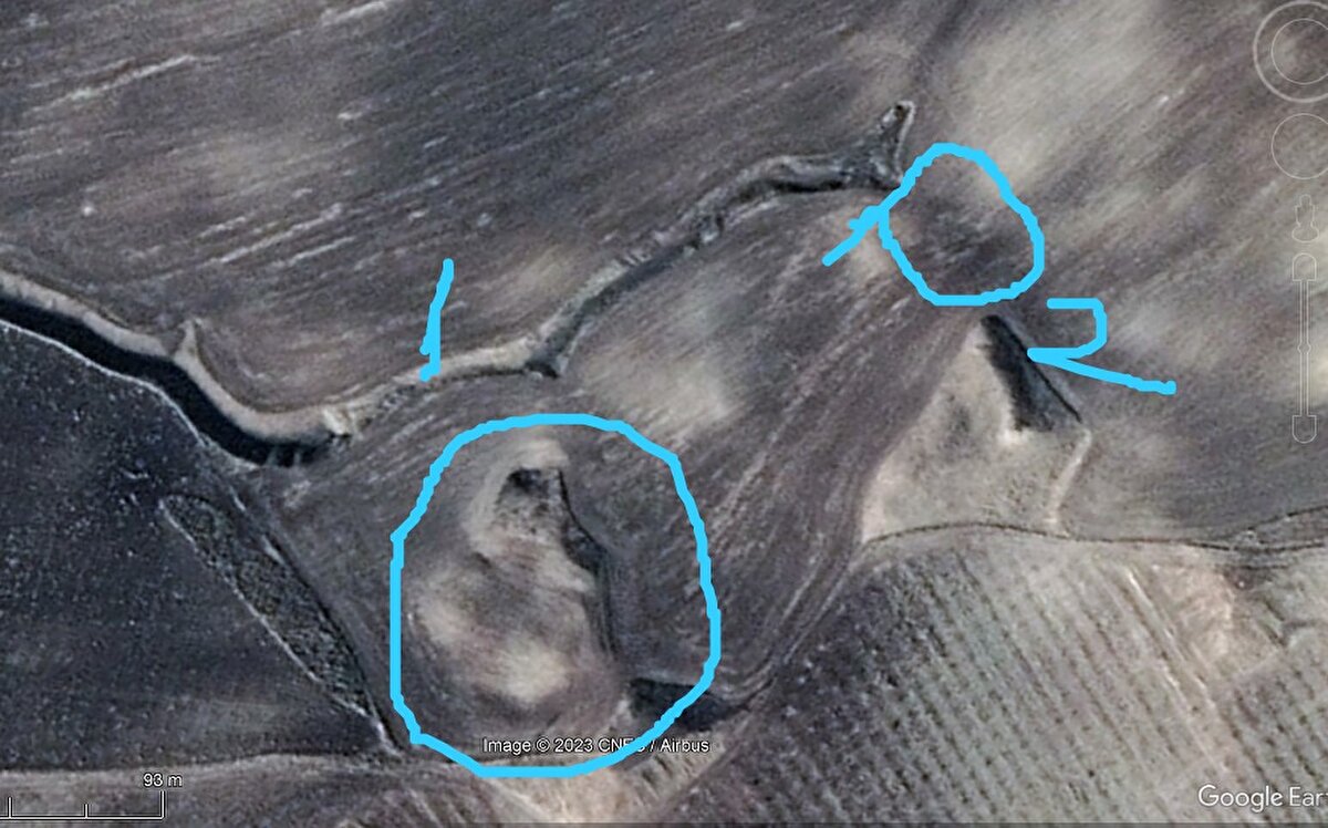 Tabi deprem doğrudan obruğu oluşturmuyor ama bölgede bulunan jipslerin erimesiyle yer altında oluşan boşluklar, zaman içerisinde yukarı yükselerek en üstünde ince bir şapka bulunduruyor. Deprem sarsıntıları bu şapkaların çökmesini, diğer bir deyişle obruğun oluşumunu hızlandırmış oluyor" diye konuştu. 