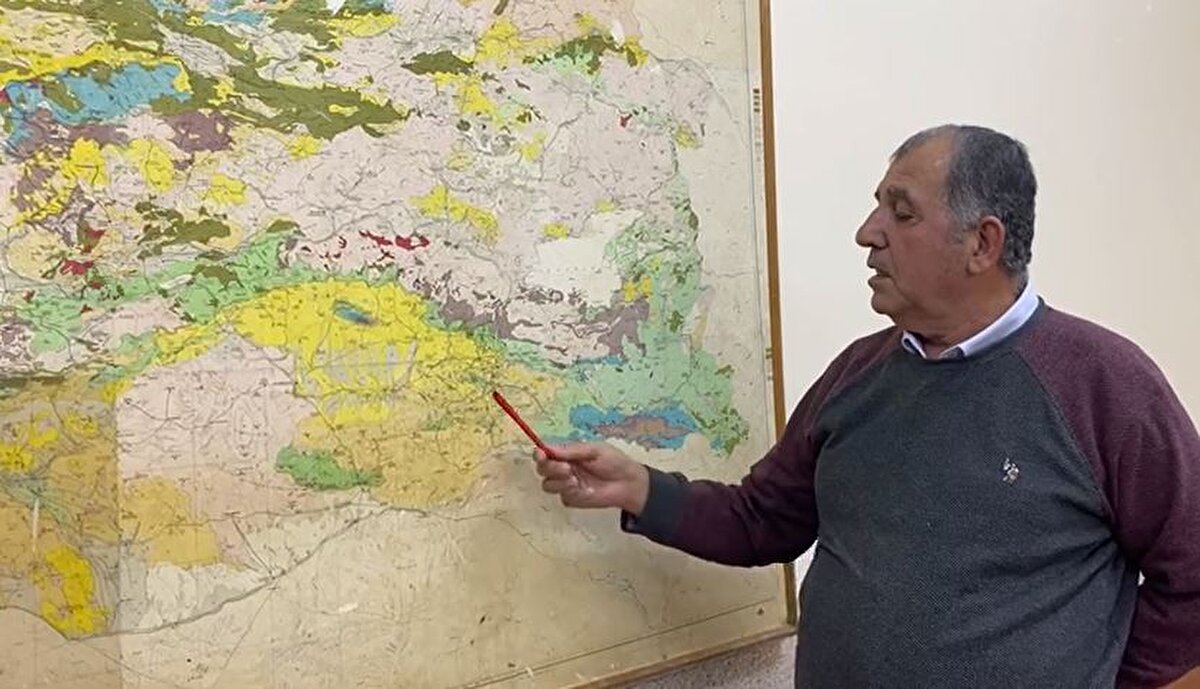  Depremlerin, obruk oluşumunu hızlandırdığını belirten Prof. Dr. Eren, bölgeyi değerlendirerek, "Çevrenin jeolojisine baktığımız zaman bölgedeki en yaşlı birimimiz Midyat grubuna ait kireç taşlarıdır. Onun üzerinde de Germav formasyonu bulunuyor. En genç birimimiz ise Şelmo formasyonudur. Burada da çok az bir alüvyal örtü görüyoruz, bu obruğun olduğu bölgede.