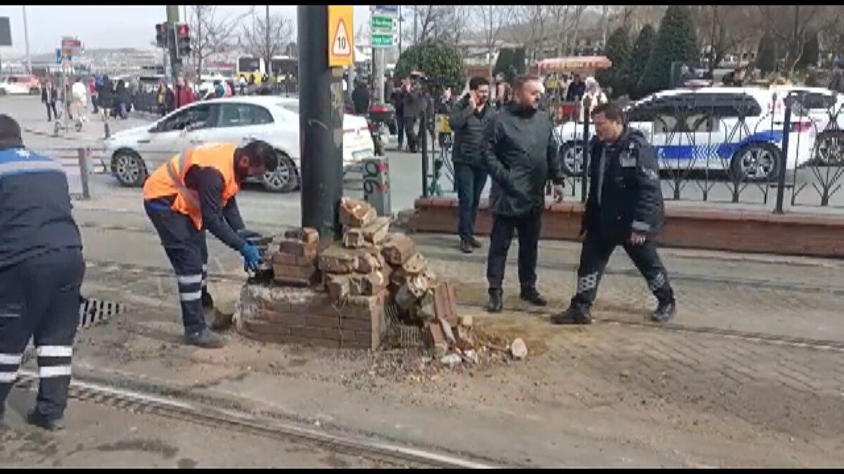 Metro İstanbul'dan yapılan açıklamada ise, "T1 Kabataş-Bağcılar Tramvay Hattı'mızda seferlerimiz geçici bir süre için Kabataş-Eminönü ve Bağcılar-Sultanahmet istasyonları arasında yapılmaktadır" denildi.