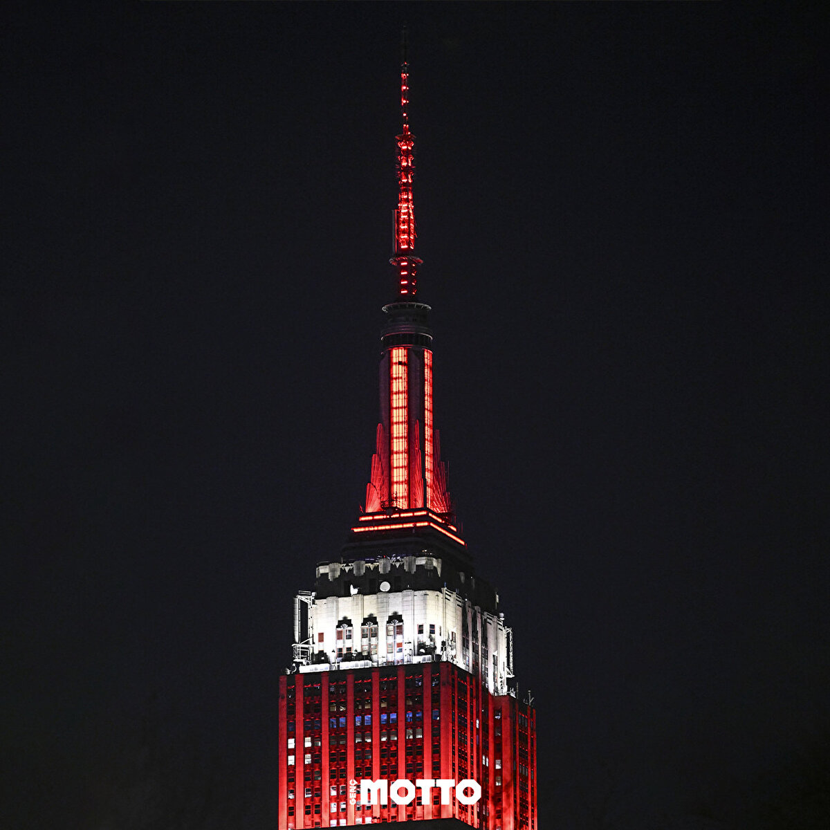 Bina yönetimi, Twitter adresinden yaptığı paylaşımda, ''Bu gece Empire State Binası, 6 Şubat'ta meydana gelen trajik depremin kurbanlarını desteklemek için kırmızı ve beyaz renklerle parlayacak.'' ifadelerine yer verdi.