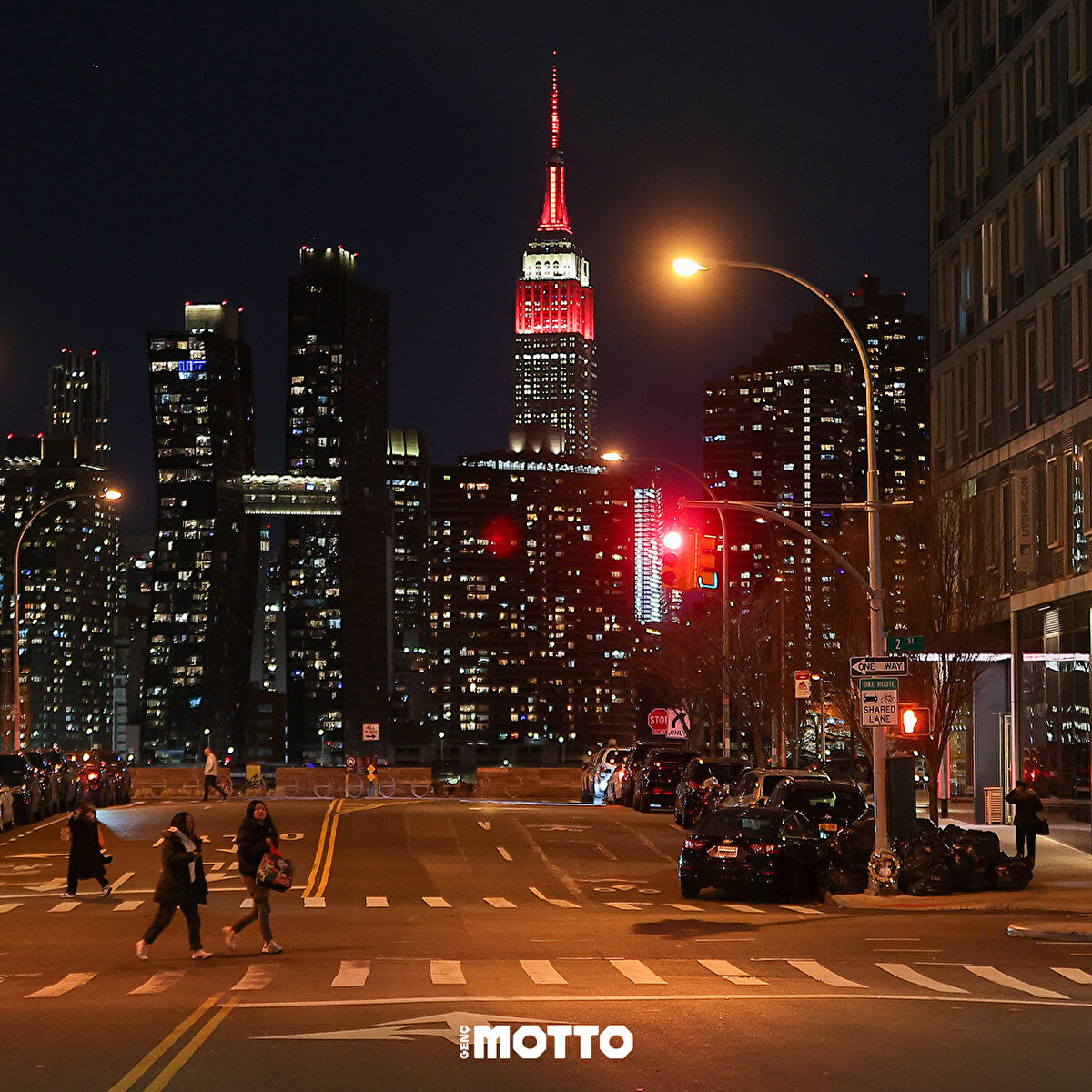 İkonik binanın sahibi Empire State Realty Trust, ışıklandırma kararını depremin yaşandığı tarihten tam bir ay sonra aldı.