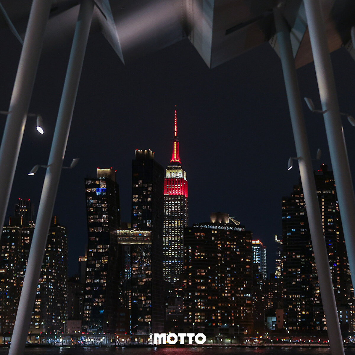 Bina yönetimi aynı zamanda internet sayfasında, New York Başkonsolosluğu tarafından başlatılan yardım kampanyası bilgilerini paylaştı.