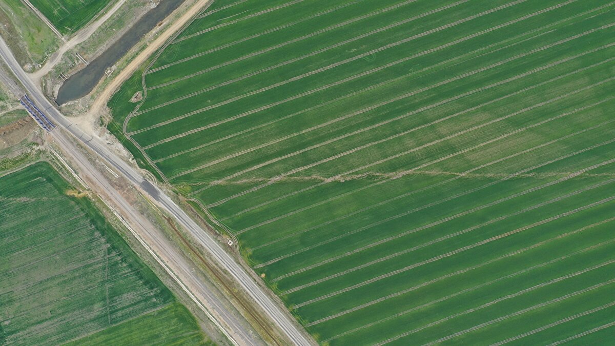 Prof. Dr. Sözbilir, merkez üssü Kahramanmaraş'ın Pazarcık ve Elbistan ilçeleri olan ve 11 ili etkileyen 7,7 ve 7,6 büyüklüğündeki depremlerin ardından bazı noktaların 7 metreye kadar kalıcı olarak yer değiştirdiğini kaydetti.<br>