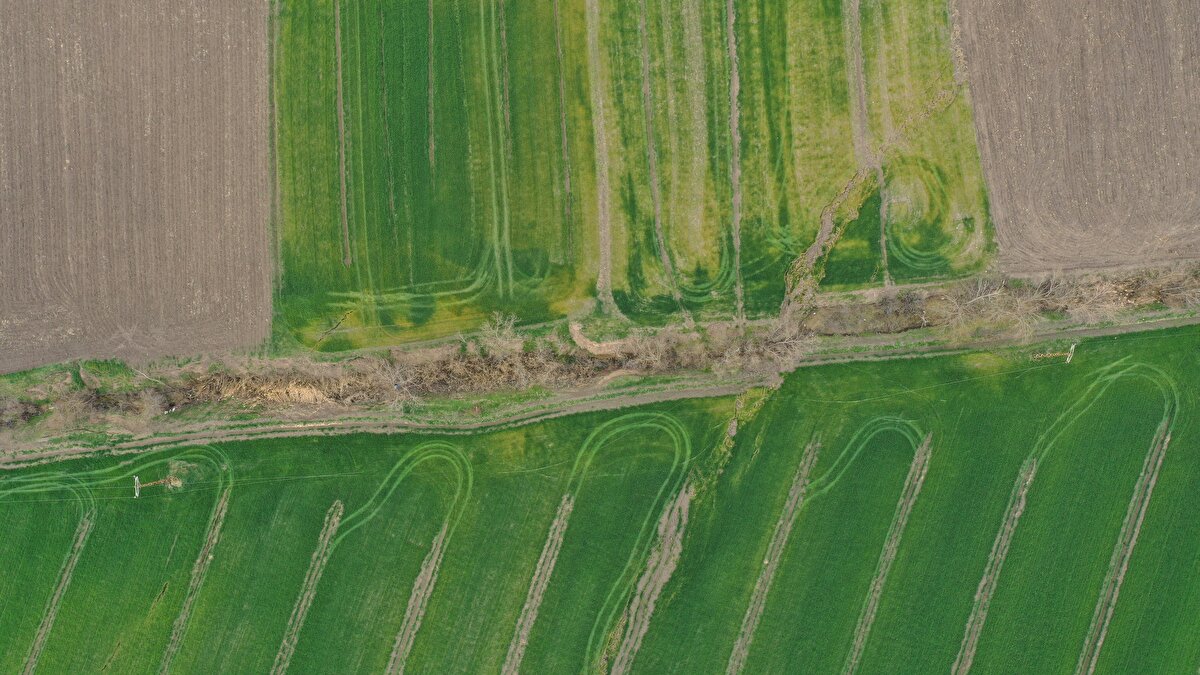 "Çok segmentli kırılmayı hiçbir bilim insanı öngöremedi"<br><br>Faylardaki kırılmanın sadece Maraş'ı etkileyeceğinin düşünüldüğünü ifade eden Sözbilir, şöyle devam etti:<br><br>"Ancak 7 tane fay kırıldı. Şimdi o geri kalan faylarla ilgili neden bilgimiz yoktu? Çünkü, daha hendek çalışması yapılmamıştı. Bugün Türkiye'de 485 faydan sadece 200 civarındakine kesilip bakılabildi. 285 fayın daha kesilmesi gerekiyor. Biz Türkiye olarak sismik tehlikenin neresindeyiz? Riskimiz ne kadar ? Sorusunun yanıtı bu faylara bakıldıktan sonra ortaya çıkacak. Geri kalan 5 fay incelenmiş olsaydı, belki de Çardak ve Doğanşehir, Narlı, Antakya fayında bu hendek tabanlı paleosismoloji çalışmasını yapabilseydik bunların da 500 yıldır kırılmadığı ortaya çıkacaktı. Bu yüzden çok segmentli kırılmayı hiçbir bilim insanı öngöremedi"