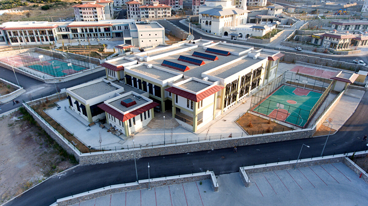 Ara verilen kura çekimleri 6 Mart’ta Ankara’da başladı. “İlk Evim, İlk İşyerim” kura çekimlerine 8-14 Mart tarihleri arasında İzmir’den başlayarak beş ilde 21 bin 219 konut için devam edilecek.<br><br>