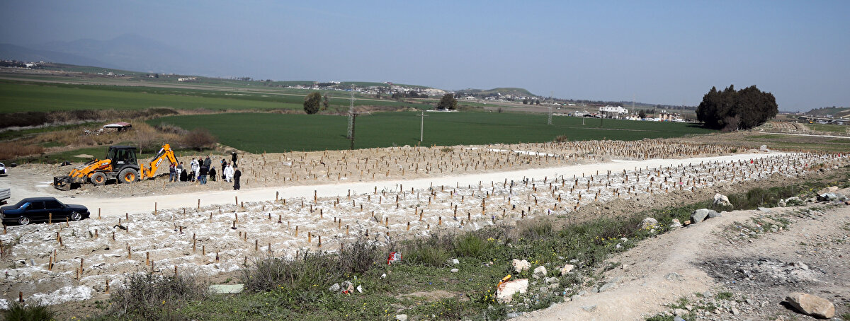 Defnedilen kişilerin kimlik bilgeleri karışıklık yaşanmaması için kayıt altına alınıyor. Mezarlara da yine ölen kişinin kimlik bilgilerine göre numara veriliyor. Mezarlıklarda, farklı şehirlerden deprem bölgesine gönderilen mobil gasilhaneler de hizmet veriyor. Her defin sonrası dijital ortamda hazırlanan mezarlık krokisi yenilenerek, kayıt altına alınıyor.