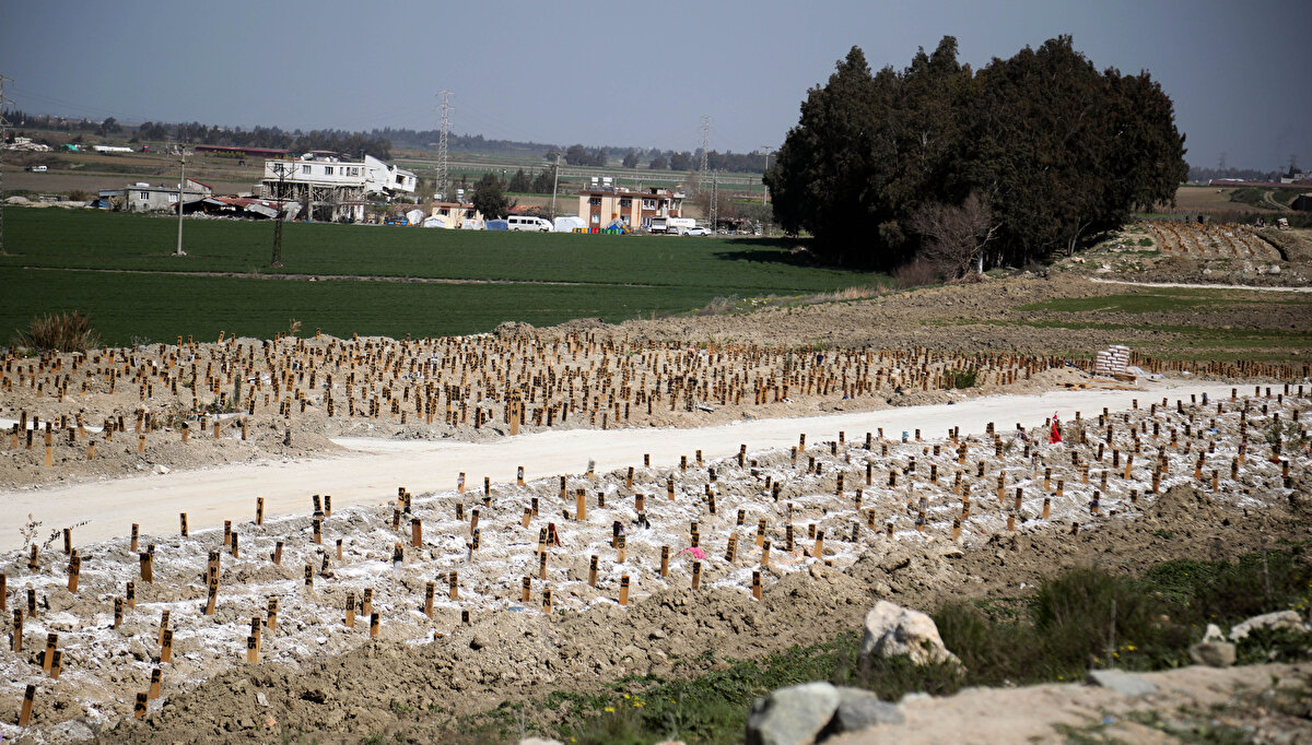 Birçok mezar sahibinin numaralı tahta üzerine depremde hayatını kaybeden yakınının ismini kalemle yazdığı görüldü. Çok sayıda mezara da yakınları tarafından çiçek dikiliyor. 