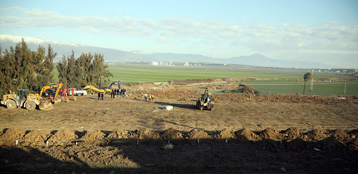 Kahramanmaraş merkezli 11 ilde büyük yıkım ve binlerce can kaybına neden olan depremlerde Hatay'da hayatını kaybedenlerin cenazeleri, kentte çeşitli noktalarda oluşturulan mezarlıklara defnediliyor.