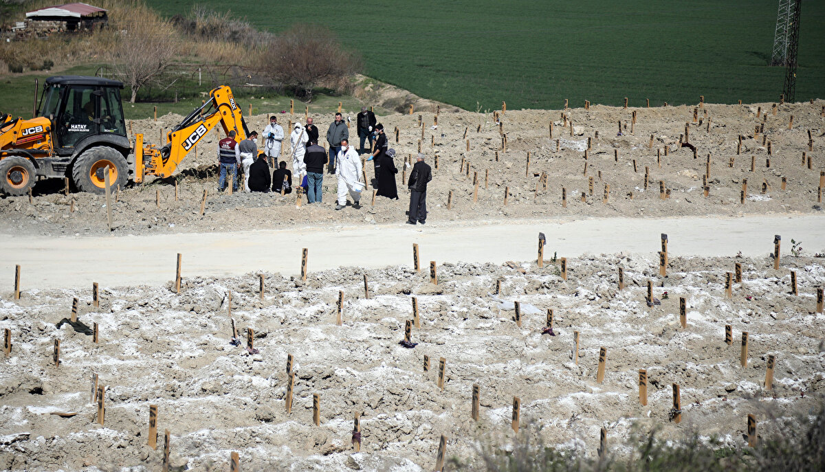 Mezarlıklarda, ölenlerin yakınları tarafından mezar başlarına Türk bayrağı asıldığı veya mezarın üzerine örtüldüğü görüldü. Bazı mezarlara da mermer taşlar yaptırılarak konuldu. Yaptırılan mezar taşlarına isim, soyadı ve depremin olduğu '06.02.2023' tarihi yazıldığı görüldü.