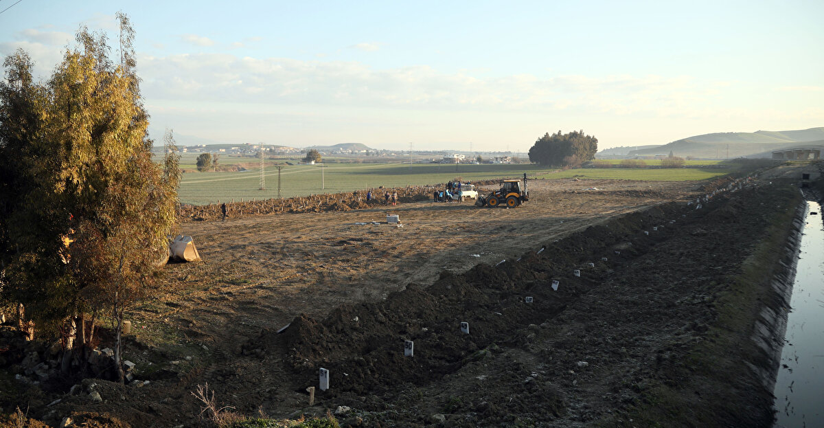 AFAD kontrolünde belediyelere ait kepçelerle kazılarak oluşturulan mezarlara, çok sayıda kişi defnedildi.