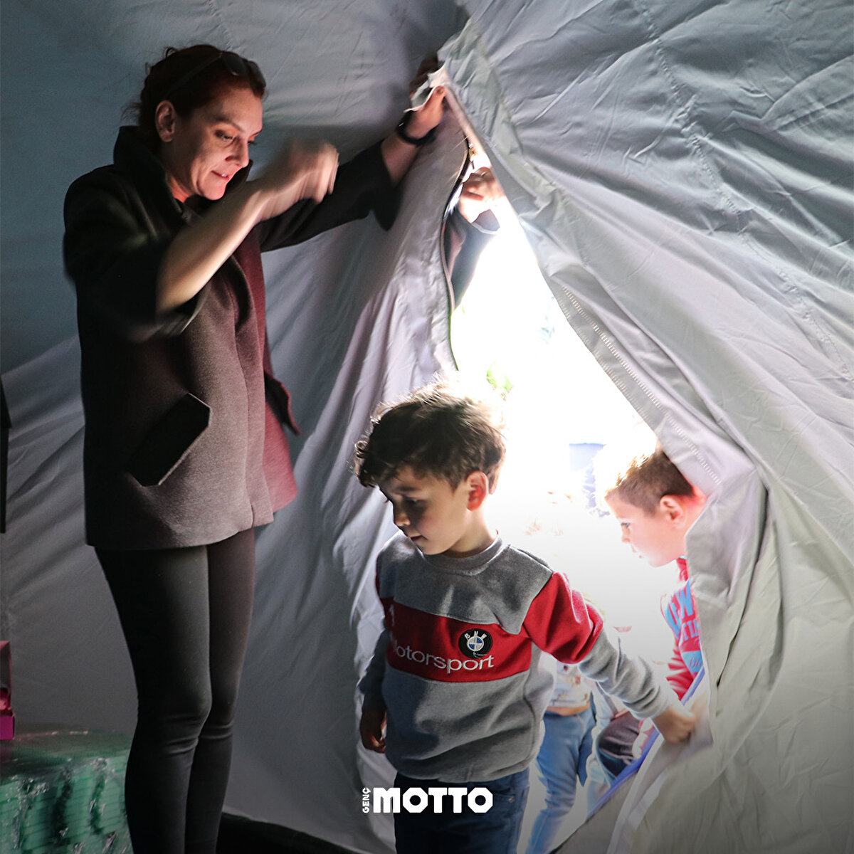 Küre şeklindeki çadırda, çocuklara gönüllüler tarafından uzay ve gezegenler, su altı dünyası ve farklı coğrafyalarıyla ilgili bilgi veriliyor.