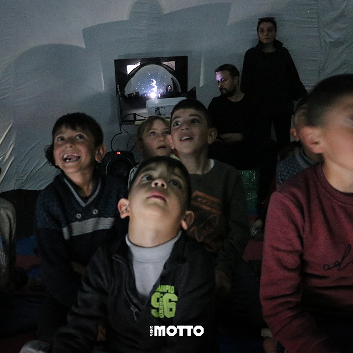 Bu kapsamda birçok farklı meslekten oluşan ve deprem bölgesinde çeşitli faaliyetlerde bulunan gönüller, Gaziantep'in İslahiye ilçesindeki çadır kentte küre şeklinde 'uzay çadırı' hazırladı.