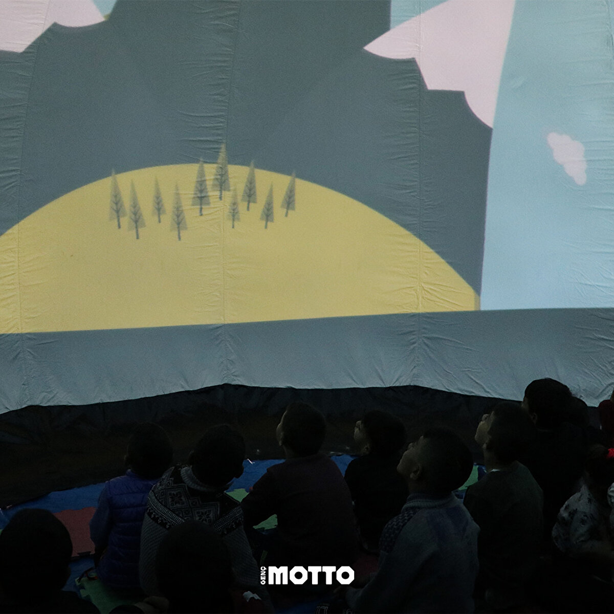 Dernek başkanı Sinem Güldal; çocuklara uzay ve gezegenler, su altı dünyası ve farklı coğrafyalarıyla ilgili bilgi vererek, keyifli vakit geçirmelerini sağlamayı amaçladıklarını söyledi.