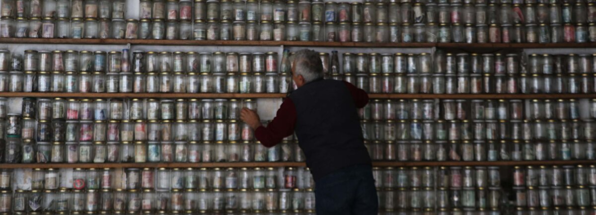 'HERKESİN EL ELE VERİP, BU YARALARI SARMASI GEREKİYOR'<br>Esat Kaplan, koleksiyonunda yer alan Cumhuriyetin ilk yıllarına ait 13 parayı depremden etkilenen vatandaşlar için 300 bin TL'ye satışa çıkardı. Herkesin elini taşın altına koyması gerektiğini düşünerek, böyle bir yardım faaliyeti içerisine girdiğini anlatan Kaplan, bu paraları, 300 bin TL'yi AFAD koordinesinde gerekli yerlere ulaştıran bağışçıya vereceğini anlattı. 