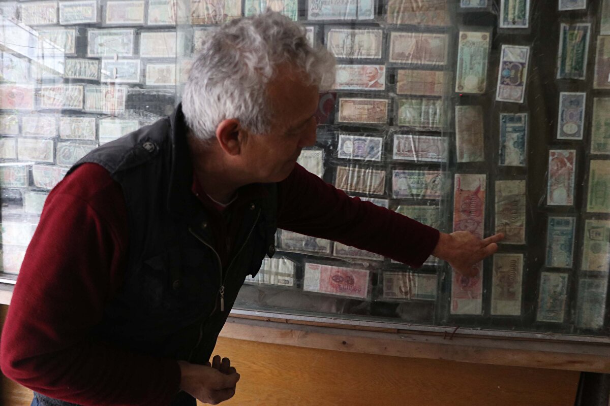 Roma, Bizans, Emeviler, Abbasiler, Selçuklu ve Osmanlı dönemine ait para ve sikkelerin de bulunduğu 4 ton ağırlığında koleksiyona sahip olan Esat Kaplan, Türkiye Cumhuriyeti'nin ilk paralarını depremzedelere yardım amaçlı satışa çıkardı.