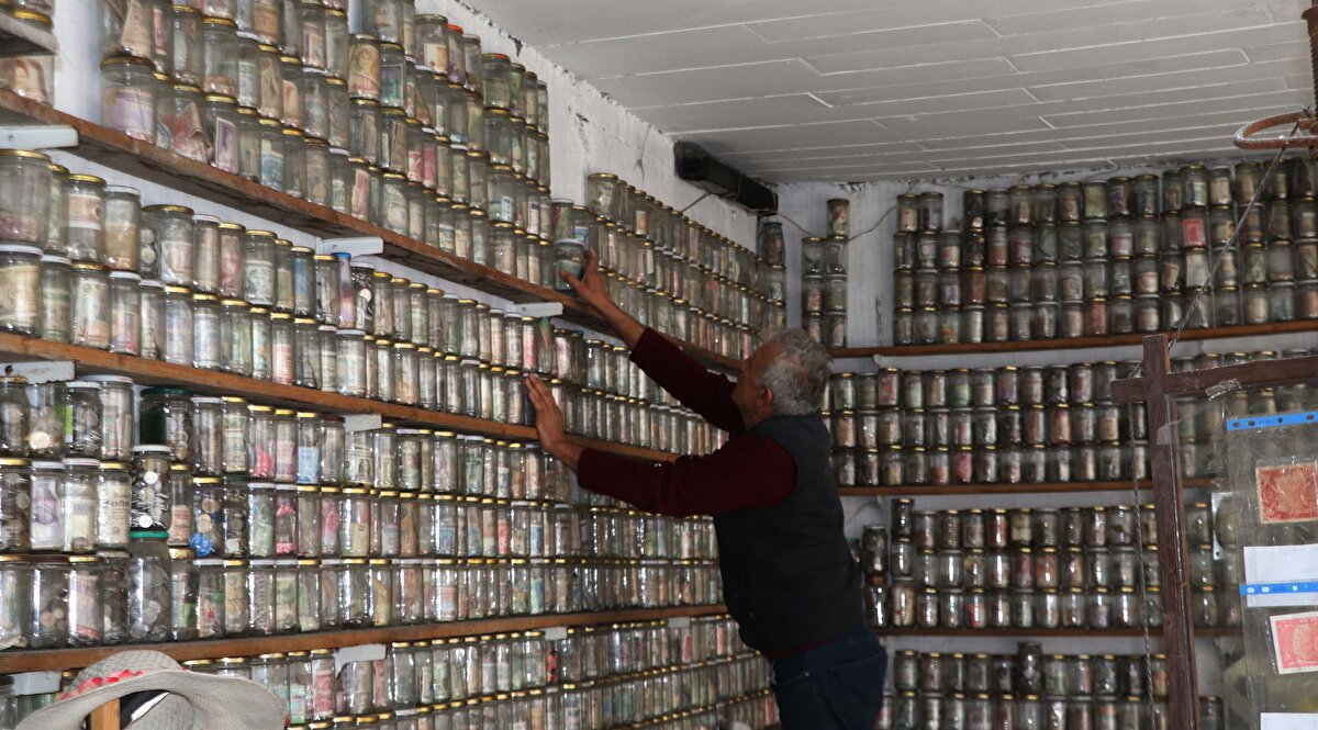 Depremzedelerimizin ilk günden beri yanındayız. Deprem afetinin etkilediği tüm il ve ilçeleri gördük. Herkesin el ele verip bu yaraları sarması gerekiyor. Biz de koleksiyonumuzda bir set oluşturduk. 300 bin TL değerinde bir set. Bunu almak isteyen bir iş insanı, STK, bir şirket, kim olursa bunun değerini depremzedeler için bağışlasın ve bağış makbuzunu bize getirirse biz de koleksiyonumuzun bu sunum setini kendisine verelim, dedik. Setimizde İsmet Paşa'nın paraları var. 