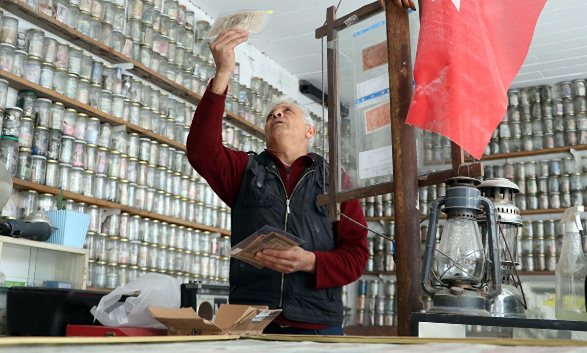 Esat Kaplan, uzun yıllar yaşadığı Hollanda'dan, 22 yıl önce Türkiye'ye dönüş yaptı. Hollanda'da başladığı para koleksiyonuna memleketinde de devam eden Kaplan, 33 yılda biriktirdiği 200 ülkeye ait banknot ve madeni paraları kurduğu Devr-i Alem Para Müzesi'nde sergilemeye başladı.