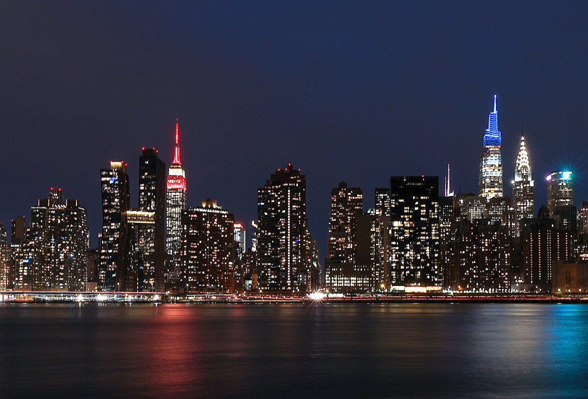 Tarihi bina, 6 Şubat'ta Türkiye'de gerçekleşen felakette hayatını kaybedenler anısına ve sağ kurtulanlara destek amacıyla kırmızı beyaz renklerle ışıklandırıldı.<br>