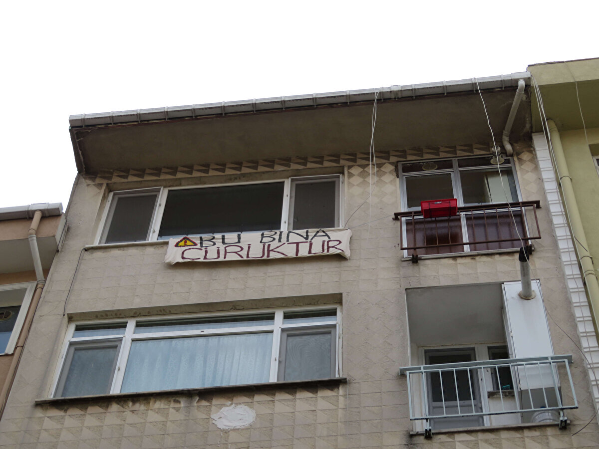 Kadıköy Rasimpaşa Mahallesi'nde 5 katlı apartmanın en üst katında kiracı olarak oturan Canan Coşkun, 55 yıllık binanın kolonları ve duvarlarında çatlak olduğunu iddia ederek, daireyi boşalttı.<br><br><br>