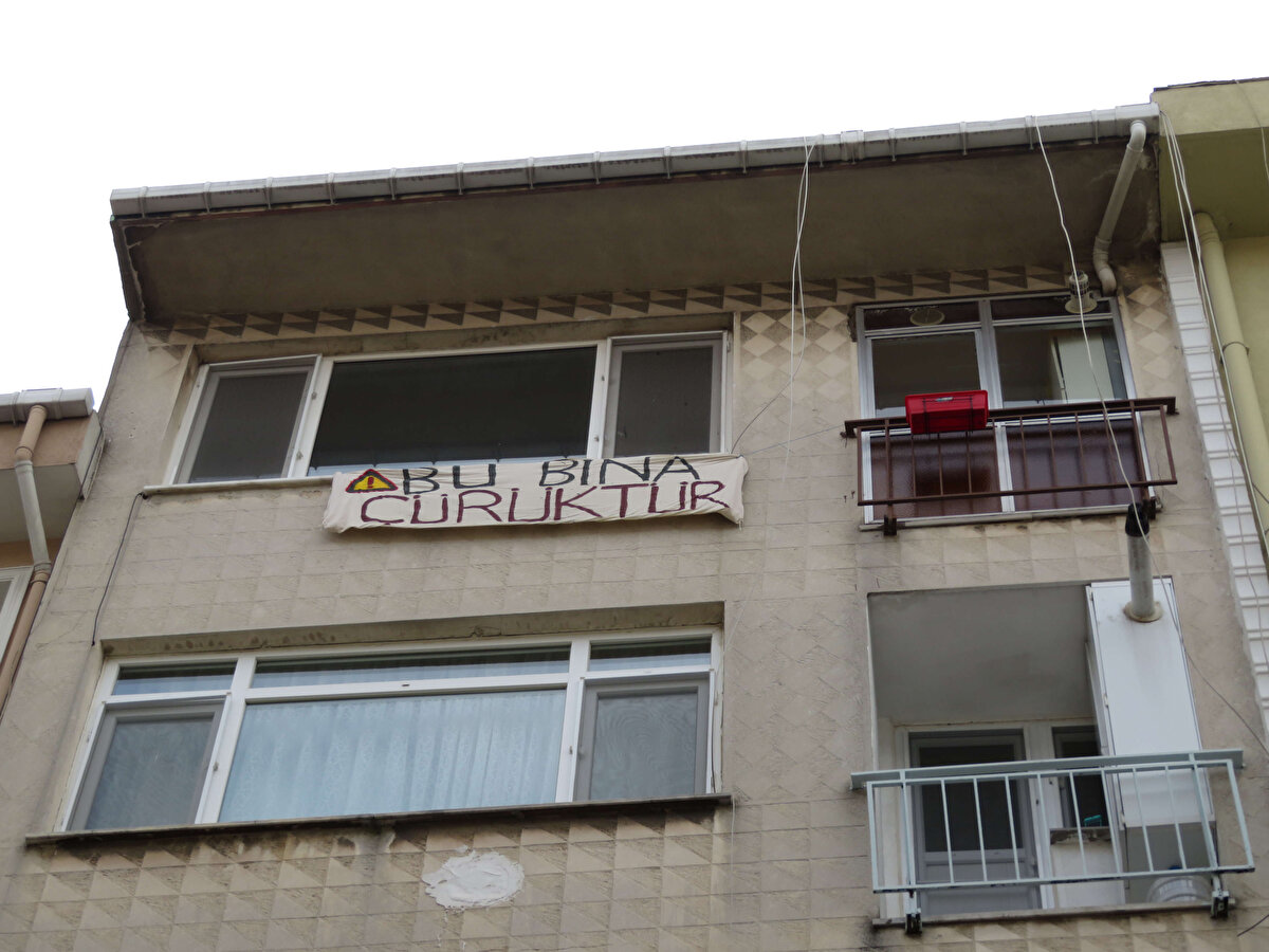 Coşkun evden ayrılmadan önce binanın dış cephesine 'Bu bina çürüktür' yazılı pankart astı.<br><br>