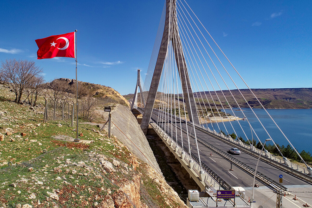 "Doğu'ya açılan kapımız konumunda"<br><br>Köprüyü kullananlardan Yavuz Karakaş da köprüyü sıklıkla kullandıklarını belirterek, "Bu süreçte çok faydalı oldu. Depremlerde zarar görmemesi tüm sürücüler için sevindirici. Depremde bu köprüler olmasaydı yardımların kente ulaşması zor olurdu. Doğuya açılan kapımız konumunda. Bizim Boğaz Köprümüz." dedi.