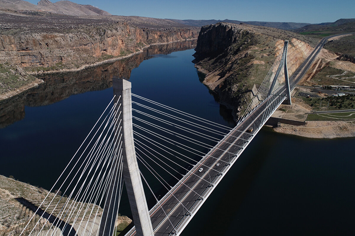 AA ekibinin görüntülediği köprünün depremleri hasarsız atlattığı görüldü.<br>