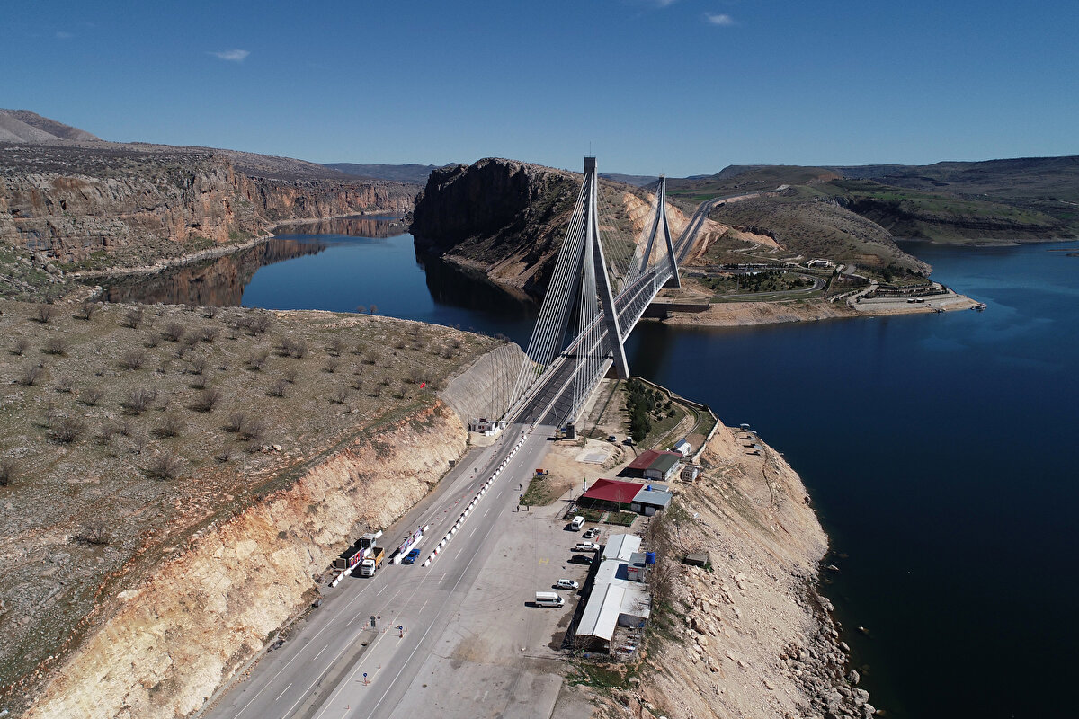 <br>Sürücü Hakan Rıfatoğlu da "Diyarbakır'dan Adıyaman'a gelirken bu köprüyü kullanıyoruz. Yıllardır bu güzergahı aktif olarak kullanıyorum. Depremlerde en çok bu güzergah kullanıldı. Çok yoğunluk vardı, hasar görmemesi bu açıdan herkesi mutlu etti." diye konuştu.