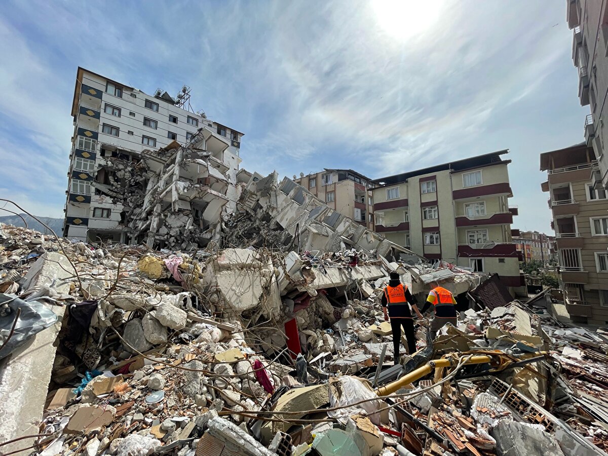 Enkazın bulunduğu alana giden MEYAKO Derneği üyeleri, "Şila" isimli köpeğin sahibi Kadir Keyifli ile görüşerek, hayvanın depremden önce hamile olduğu ve apartmanın bodrumunda beslendiği bilgisine ulaştı.<br>