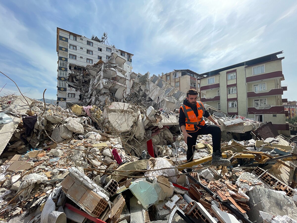 Köpekleri kurtaran gönüllülerden MEYAKO Derneği veteriner teknikeri Görkem Ağdaş, AA muhabirine, dernek olarak sahipsiz hayvanlar için faaliyetler yürüttüklerini söyledi.<br><br>Depremin ardından afet bölgelerinde hayvanları kurtarmak için görev aldıklarını belirten Ağdaş, "Yaklaşık 2 haftadır Hatay bölgesindeyiz. Sokaklarda gezerken görüyoruz, seslerini duyuyoruz. İhbar doğrultusunda saha koordinatörümüz Emrah Kıvrık ile giderek canlarımızı kurtarıyoruz." dedi.