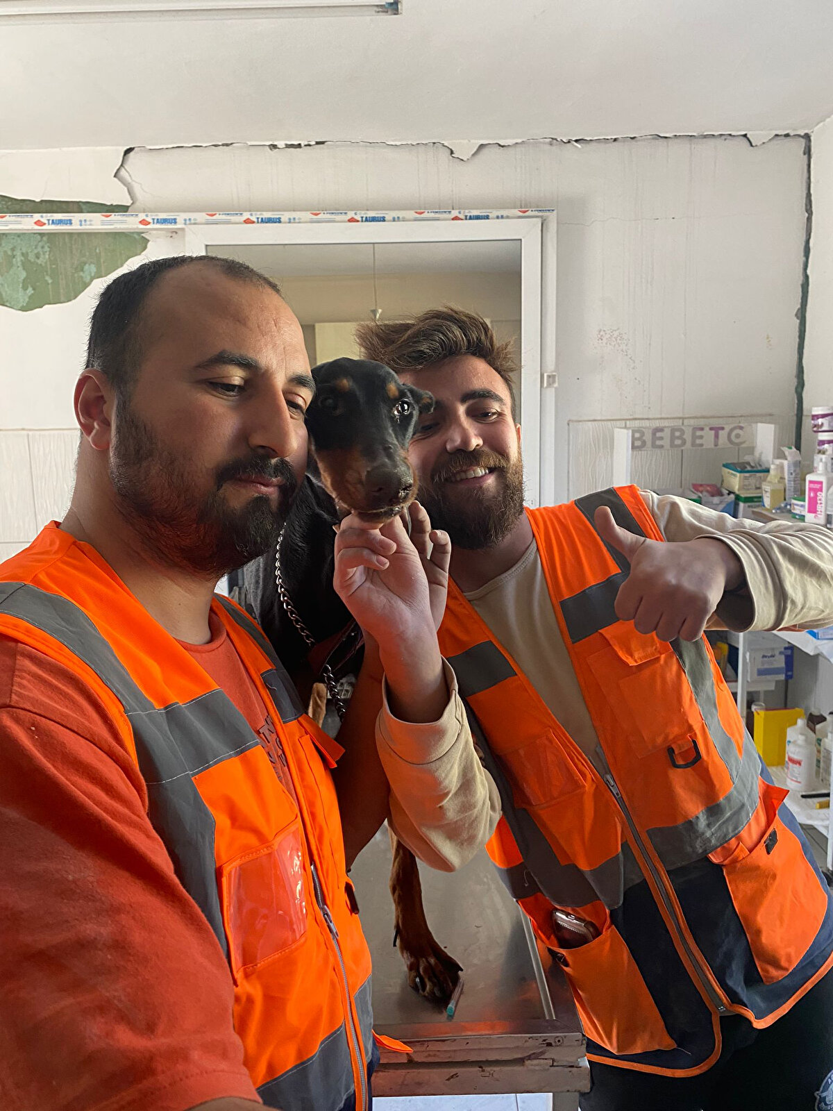 Ağdaş, 6 Mart'ta "Şila" ile yavrularını enkazdan kurtardıklarını aktardı.<br><br>Kurtarma operasyonu hakkında bilgi veren Ağdaş, şöyle konuştu:<br><br>"Gebe olduğunu, içeride canların olabileceğini öğrenince risk alarak ekip arkadaşımız Emrah beyle enkaza girdik. Bodrum katında kalıyordu zaten. Bir insanın zor geçebileceği yerlerden geçtik. Kapı kilitliydi, kırarak içeri girdik ve bir sürprizle karşılaştık. 3 yavrusuyla beraber içerideydi. Bir mucizeydi. 28 gün boyunca nasıl içeride kalmış? Doğum yapmış, doğum zaten çok zor bir şeydir. 3 yavrusunu beslemiş. Çok şükür sağ salim şekilde çıkarıp sahibine kavuşturduk. O mutluluğun, sahibinin mutluluğunu görmenin tarifi yok."<br><br>