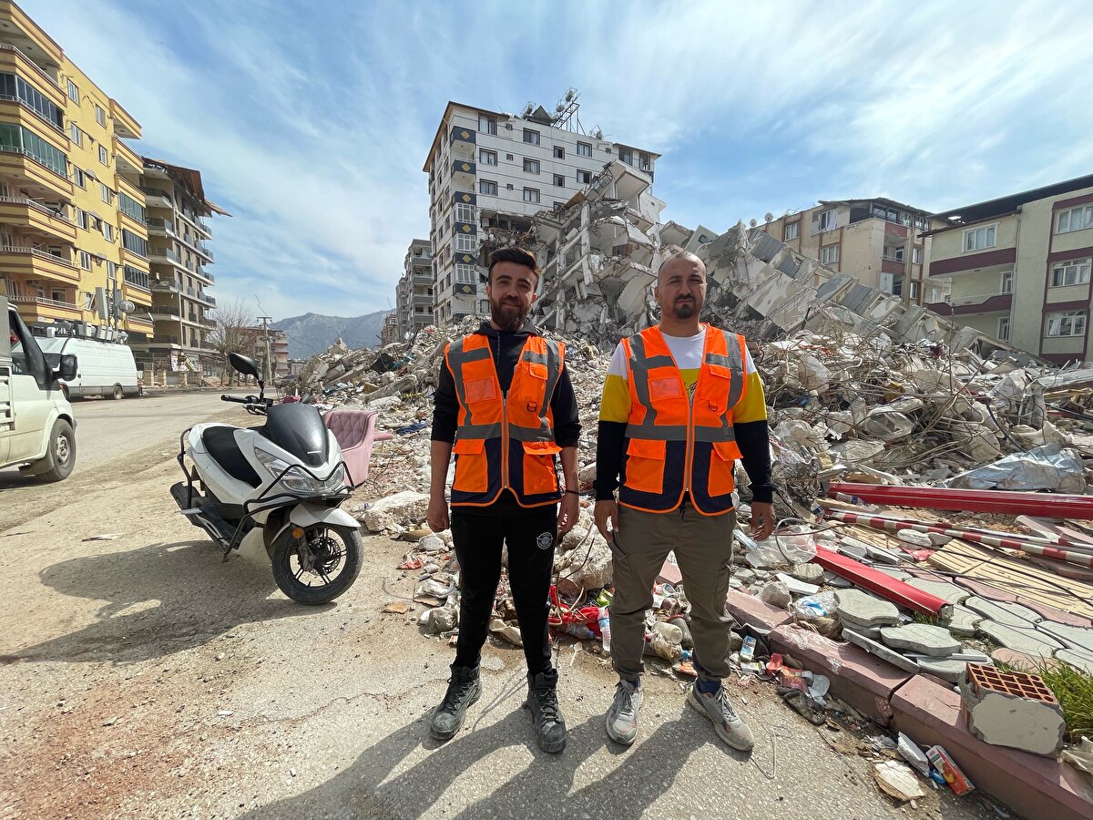Gönüllüler, enkaza girip bodrum katta bir süre ilerledikten sonra köpeğin sesini duydu. Hayvanın bulunduğu odanın kapısını kıran gönüllüler, anne köpek ile depremden sonra dünyaya getirdiği 3 yavrusunu kurtarıp sahibine teslim etti.<br>