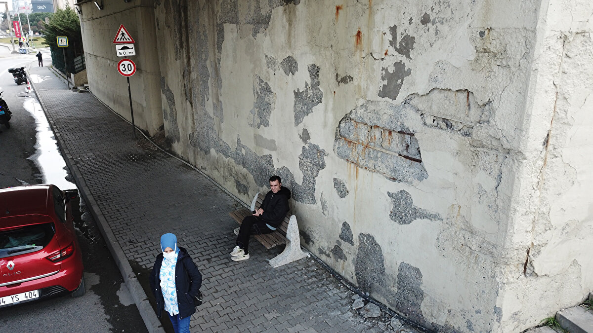 "ANADOLU YAKASINDA BİRÇOK KÖPRÜDE BÖYLE GÖRÜNTÜLER VAR" <br>İşe gitmek için burada her sabah toplu taşıma beklediğini belirten Fatma Akçay, “Felaket, hiç iç açıcı değil. Bir çoğunda var. Anadolu yakasında birçok köprüde böyle görüntüler var. Daha duyarlı olmaları lazım. İnsan canının bu kadar ucuz olduğunu düşünmüyorum" dedi. Can Uzun, “Görüldüğü gibi bir şey anlatmaya gerek var mı? Yıkık, yakında çöker zaten bir şey demeye gerek yok" diye konuştu. <br>Enes Dalkılıç “Paslı demirler var. Deprem konusu gündemdeyken duvarlara çimler asacaklarına buraları onarmaları lazım" dedi.