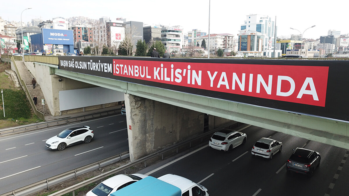 "KÖPRÜLERİN KİRİŞLERİNİN AŞAĞIYA DÜŞTÜĞÜ DURUMLAR OLDU"<br>İstanbul Teknik Üniversitesi Yapı Malzemeleri Laboratuvarı Sorumlusu İnşaat Mühendisi Prof. Dr. Hasan Yıldırım, Gölcük depreminde viyadüklerin üzerindeki köprülerin kirişlerinin düştüğünü belirterek, "Viyadük gibi gördüğünüz yerlerde köprüler var. Viyadük perdelerinin üzerinde köprülerin kirişleri var. O köprü kirişlerinin üzerinden de taşıtlar geçiyor. Deprem salınımları olduğunda zaman viyadüklerin üzerindeki köprülerin kirişlerinin aşağıya düştüğü durumlar oldu. Bu düşmeler olduktan sonra buralarda önlem almak için çalışmalar yapıldı. Bu köprü kirişlerinin kenarlarına yerinden kaymasın düşmesin diye çelik profiller ile kayma önleyici eleman montajı yapıldı. 99 depreminde bu kirişlerin bir kısmı yerlere düştü, mesnet dediğimiz kirişlerin oturduğu yerler aşağıya düştü. Kırılma olmadı, deprem salınımında kirişler aşağıya düştü. Bu olayların yaşanmaması için kirişlerin tutturulması gerektiği için önlemler alındı" dedi.