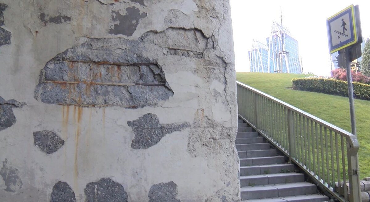 "BURALAR ELDEN GEÇİRİLİRSE ÖMRÜ UZUN KÖPRÜLER HALİNE GETİRİLİR"<br>Prof. Dr. Hasan Yıldırım, Marmara ve İstanbul'da olması beklenen depremi hatırlatarak, Maltepe kavşak köprüsünün yıprandığını dile getirdi. Yıldırım, köprünün incelenip iyileştirme ve güçlendirme yapılması gerektiğini belirterek, “Burada ise beton yüzeyinde yıpranmalar var. Yıpranma olan yerlerde açılmalar var, açılma olan yerlerde de demirlerin paslandığını görüyorum. Bu gibi köprülerin ne kadar varsa incelenip elden geçirilmesi, gerekiyorsa onarılması lazım. Bunlar yapılmazsa ömürleri daha kısa olacak. Bu demir pasları temizlenecek, çaplarda eksilmeler varsa iyileştirilmesi gerekecek. Bu yapacağımız onarımlar yıpranmış yerlerin iyileştirilmesi anlamına gelir. Buralardan karotlar alınabilir, demirleri incelenebilir, çap eksilmesi varsa iyileştirme haricinde güçlendirme de yapılabilir. İyi ki burayı görmüşsünüz. Buralar elden geçirilirse ömrü uzun köprüler haline getirilir. Deprem olduğunda bu kirişlerin aşağıya düşmesi problem olur. Yüzeyi yıpransa bile sorun olmaz ama üzerindeki kirişlerin düşmemesi gerek. Burası dön etkisinden çözülmüş. Yağmur sularının tesadüf etmesiyle buz tutmasıyla dökülmüş yerler olarak görülüyor. Bu sadece soğuk havada suyun buz tutmasıyla dökülebileceği gibi tuz etkisiyle yüzey soyulmuş. Soğukta ıslanmış yerin buz tutarak parçalanmış olduğunu gösteriyor. Köprünün ana perdesinin elden geçirilip iyileştirilmesi lazım, yapılmasa zamanla demirler eksilir deprem açısından riskli duruma gelir" diye konuştu.