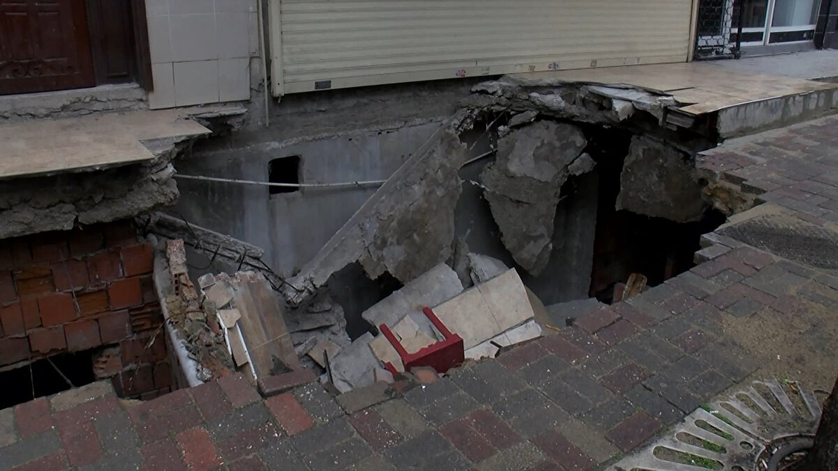 Çökme nedeniyle oluşan gürültüyle vatandaşlar kendilerini sokağa attı.