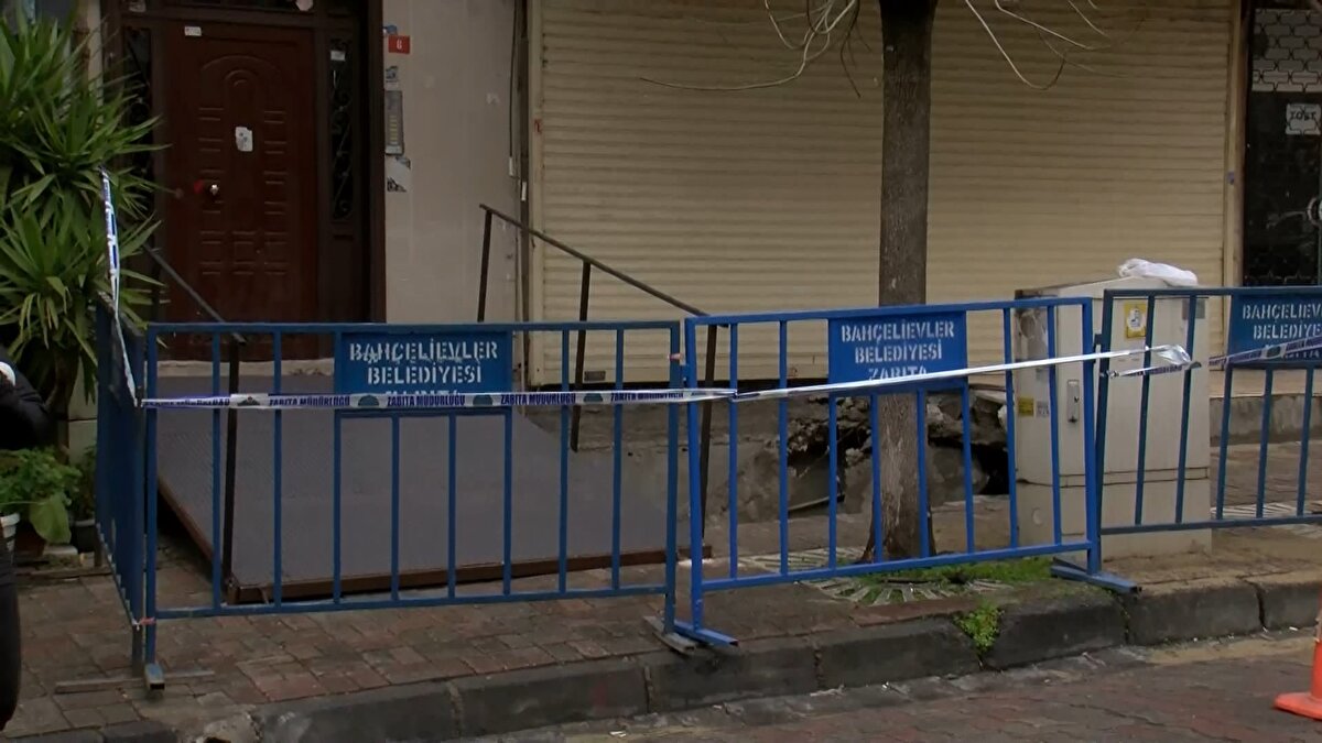 Olay, dün saat 18.00 sıralarında Siyavuşpaşa Mahallesi Küçük Çınar Sokak'ta yaşandı. 45 yıllık Yavaş Apartmanı'nın önündeki kaldırım altındaki kömürlüğe doğru çökme oldu.