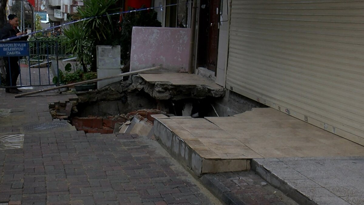 Durumun bildirilmesiyle gelen zabıta ekipleri, tahliye ettikleri binanın çevresinde güvenlik önlemi aldı. Sabah saatlerinde kapının girişine bariyer konuldu.