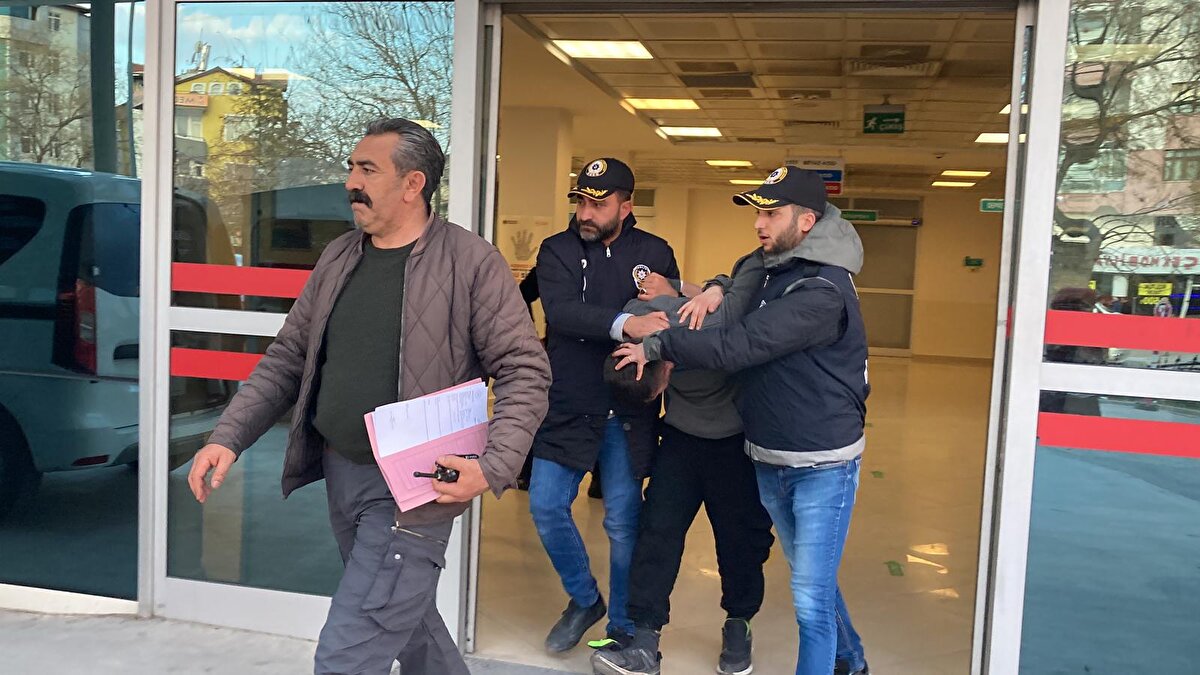 'DUR' İHTARINA UYMADI<br>Furkan G.'nin dün plakasını söktüğü araçla Antalya Çevre Yolu Kozağaç Kavşağı'nda seyir halinde olduğu tespit edildi. Polis, çevre yolunda önlem alıp Furkan G.'ye, 'Dur' ihtarında bulundu. İhtara uymayan ve otomobille kaçan Furkan G., yaklaşık 50 kilometrelik takip sonucu aracı terk edip, bu kez koşarak kaçtı. Bölgeyi ablukaya alan ekipler, Furkan G.'yi Lalebahçe Mahallesi Muhterem Sokak'ta yakaladı.<br>41 BİN 388 TL CEZA<br>Antalya'da karıştığı hırsızlık olayından dolayı hakkında yakalama kararı olan Furkan G., gözaltına alındı. Furkan G. hakkında, ayrıca, 'Ehliyetsiz ve plakasız araç kullanmak', 'Aracı ters yönde kullanıp, trafik güvenliğini tehlikeye sokmak' ve 'Drift yapmak' suçlarından 41 bin 388 lira idari para cezası uygulandı. Furkan G., emniyetteki işlemlerinin ardından bugün adliyeye sevk edildi