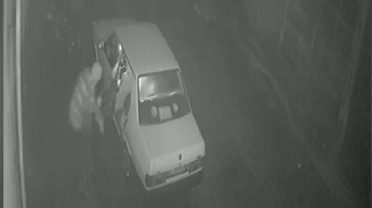 Sabah, araç ve atölye sahiplerinin durumu polise bildirmesi üzerine, Asayiş Şube Müdürlüğü Oto Hırsızlık Büro Amirliği ekipleri çalışma başlattı. Çevredeki güvenlik kamera kayıtlarını inceleyen polis, şüphelinin, hırsızlık suçundan 12 kaydı bulunan Furkan G. olduğunu saptadı.