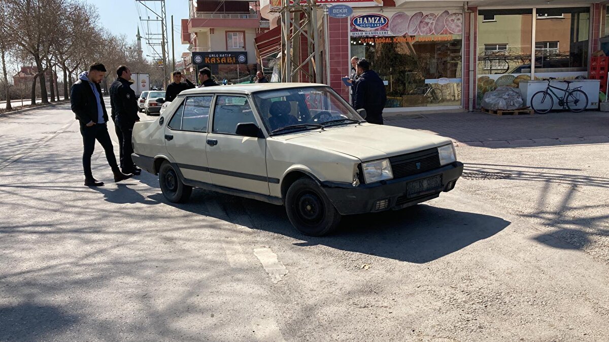 Olay, geçen pazartesi gecesi, Meram ilçesi Ateşbaz Veli Mahallesi'nde meydana geldi. Furkan G., park halindeki otomobilin kapısını zorlayarak açıp, düz kontak yöntemiyle çalıştırarak, araçla kaçtı. Furkan G., ardından, aynı mahalledeki sanayi sitesindeki atölyeden 100 bin lira değerinde döküm malzemesini otomobile yükleyip uzaklaştı.