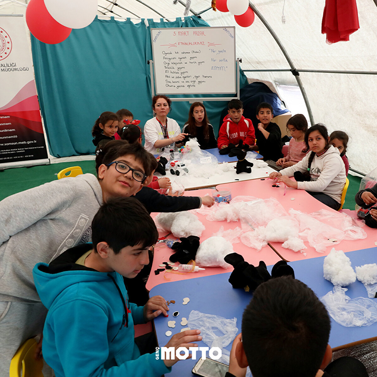 Gönüllü öğretmenler, çocukların yaşadıkları travmayı konuşarak ve yaşadıklarını anlatarak atlatabileceğini dile getirdi.